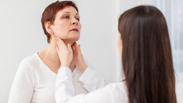 Razumevanje tumora štitne žlezde: Uzroci i simptomi Razumevanje tumora štitne žlezde: Uzroci i simptomi